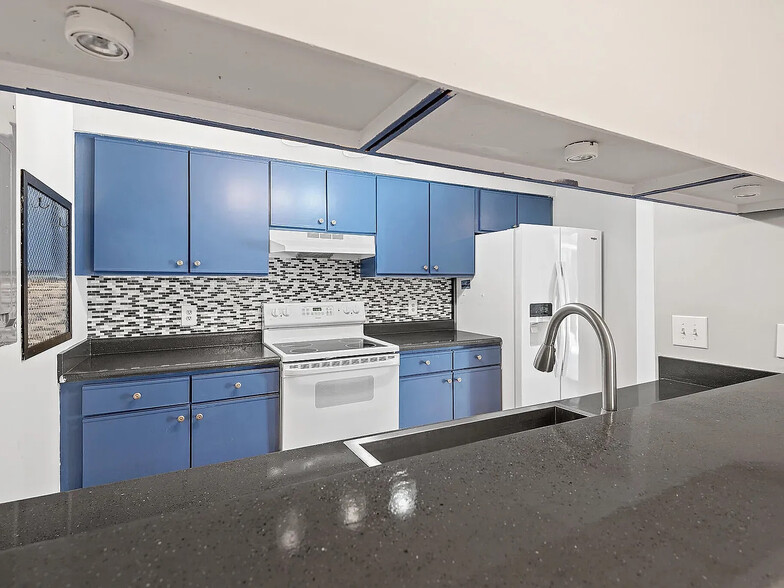 Building Photo - Room in Condo on Finley Forest Dr