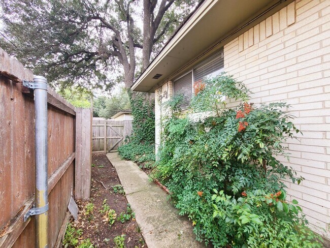 Building Photo - 2 Bed, 2 Bath Duplex near White Rock Lake!