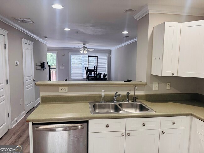 Building Photo - 490 S Barnett Shoals Rd