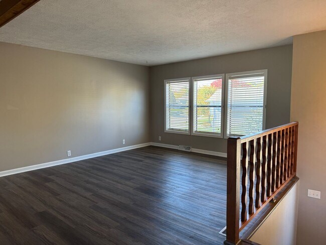 Building Photo - Bright and spacious split-entry home with ...