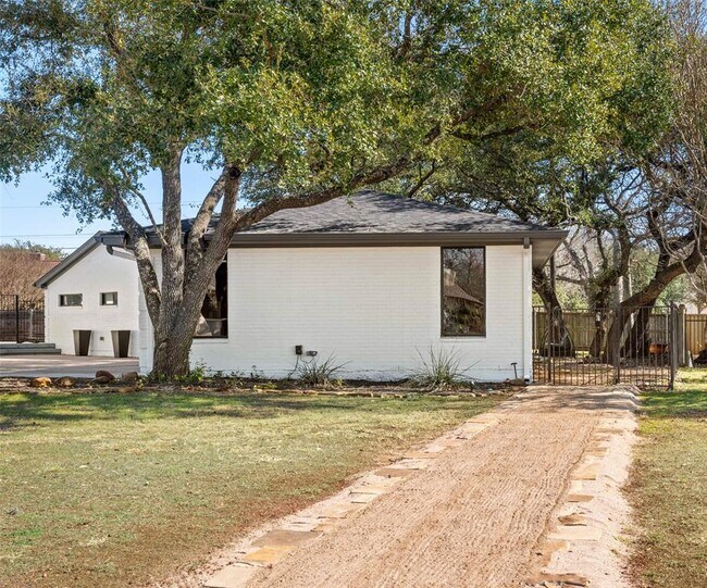 Building Photo - 6805 Western Oaks Blvd