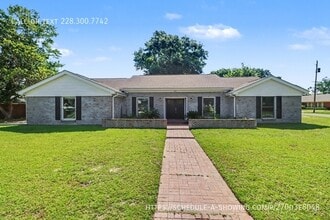 Building Photo - 412 Woodland Park Dr