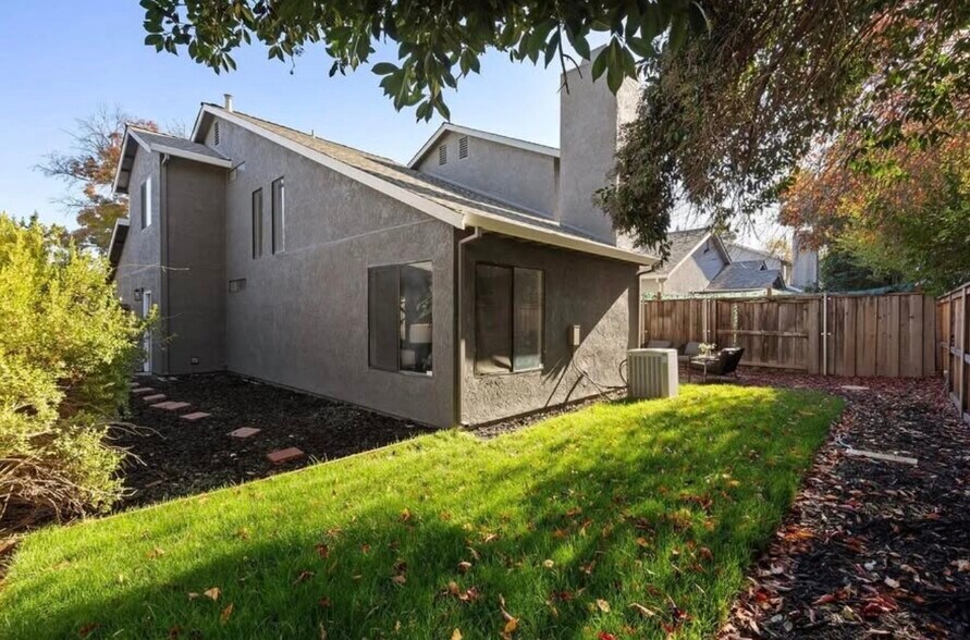 Building Photo - 211 River Run Cir