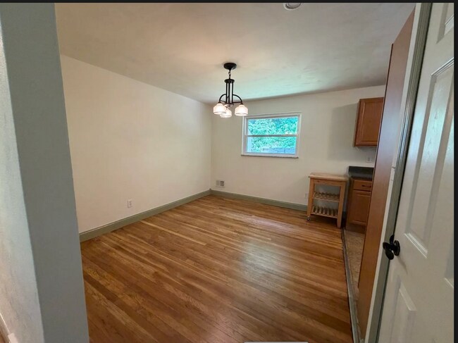 Building Photo - Dormont One-Level Ranch-2 bedrooms/2 bathrooms