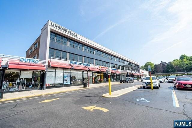 Building Photo - 2330 Linwood Ave