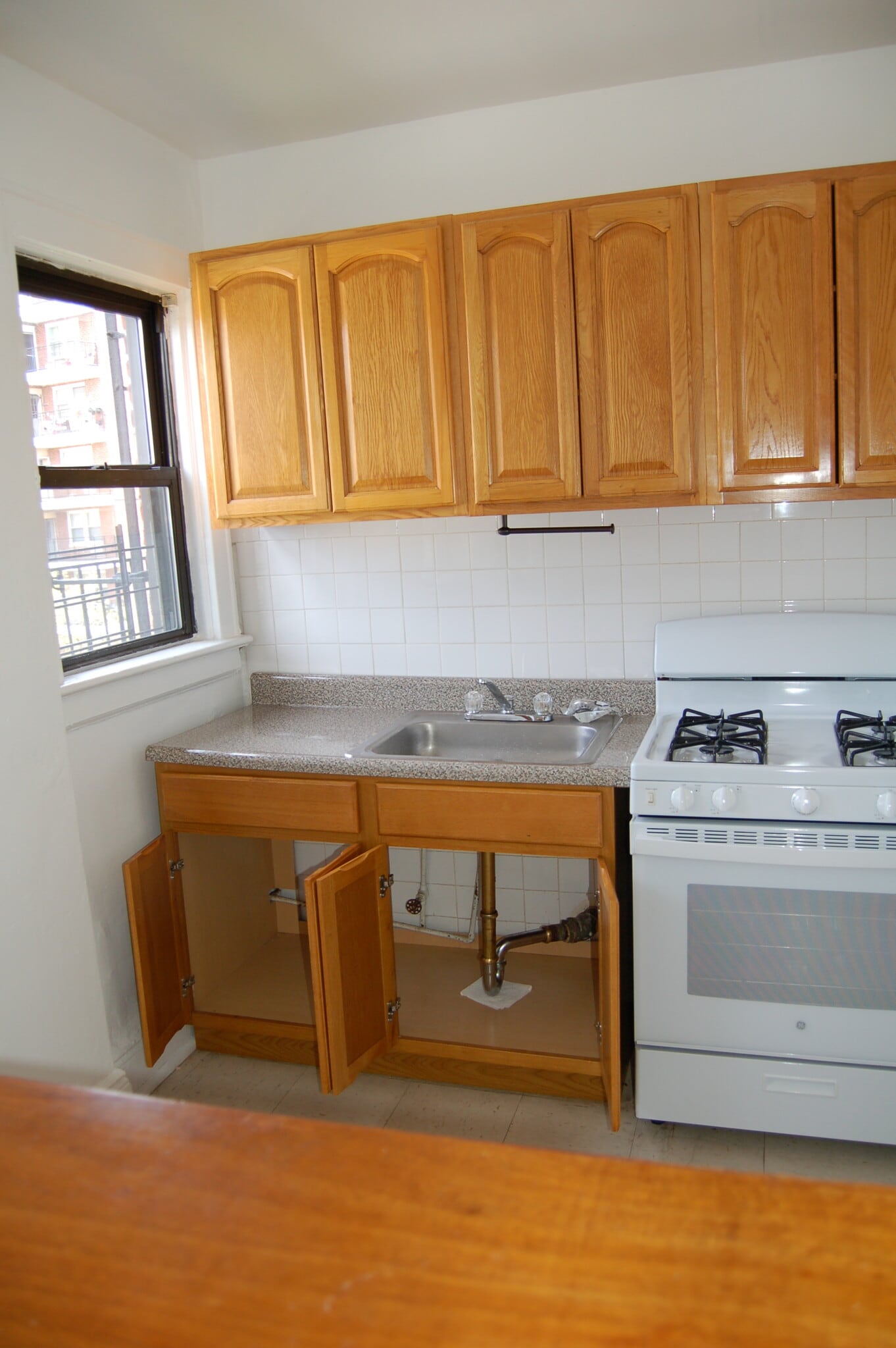Kitchen - 411 Warburton Ave