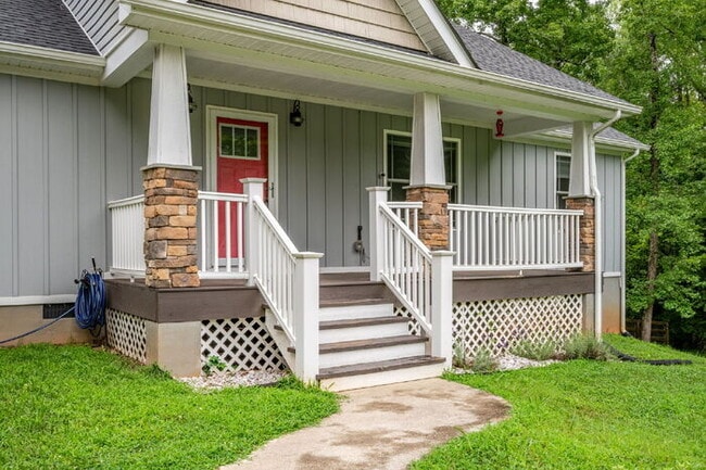 Building Photo - Beautiful, Modern  3 Bedroom Home + 1.85 PRIVATE Acres-Your Goochland Retreat Awaits!