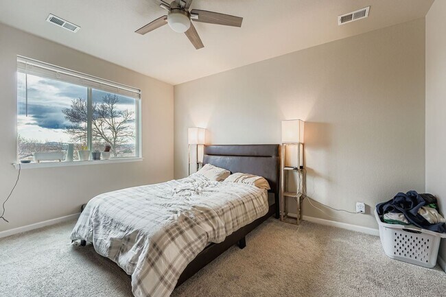 Building Photo - Beautiful two-story luxury townhome in highly sought after Belleview Place. 1/2 off 1st months rent!