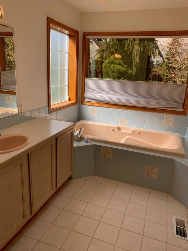 Building Photo - Well maintained 3 bed 2 bath rambler home in quiet Zenith neighborhood in Des Moines