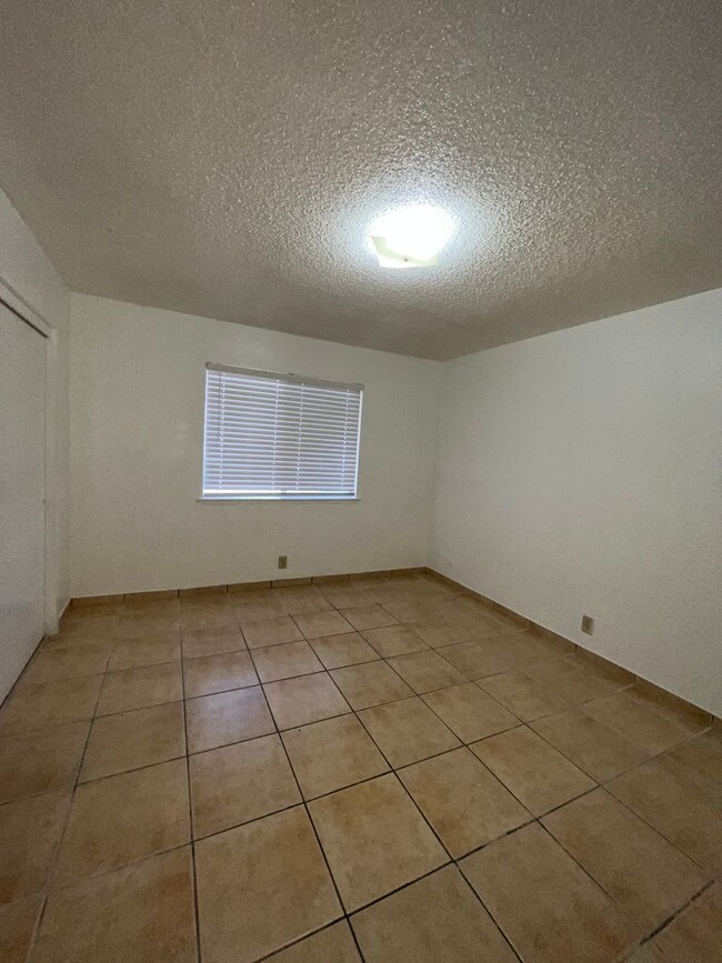 Building Photo - 2268