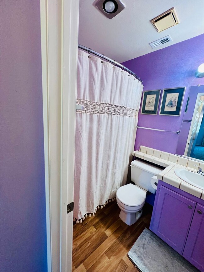 Building Photo - Inviting Gated Community Townhome—Jess Ran...