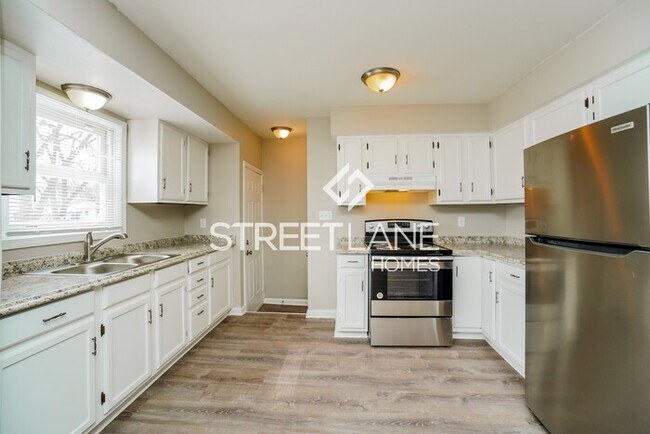 Building Photo - REDUCED!