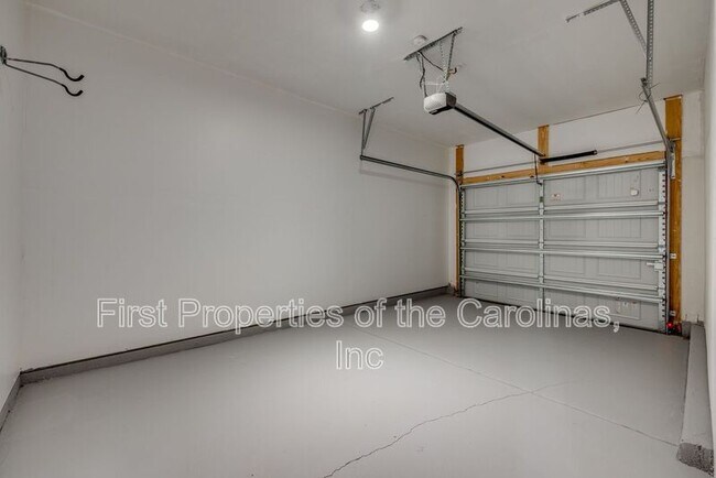 Building Photo - 807 Gable Oak Ln