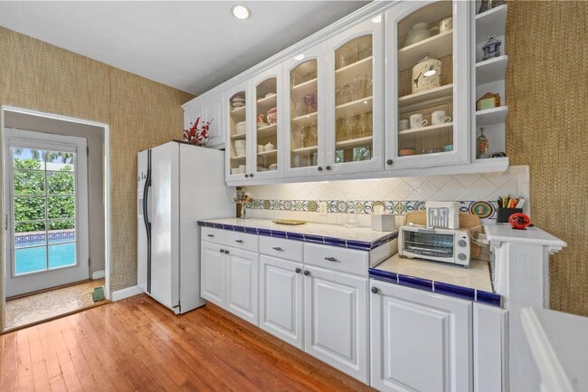 Building Photo - 605 Sunset Rd