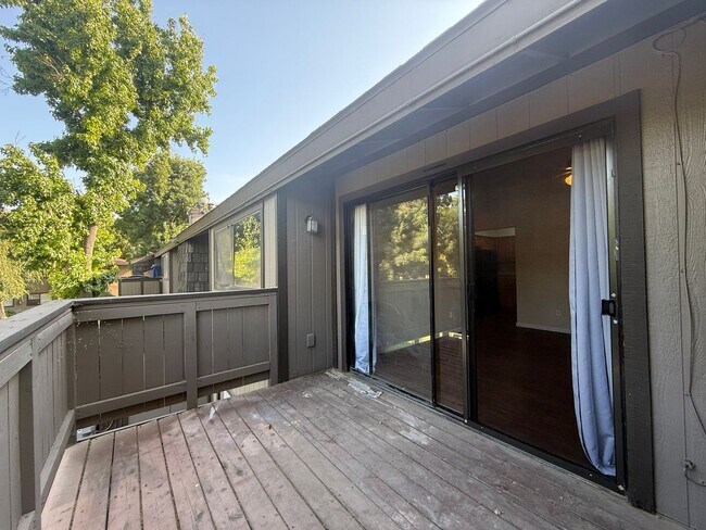 Building Photo - 1190 S Winery Ave