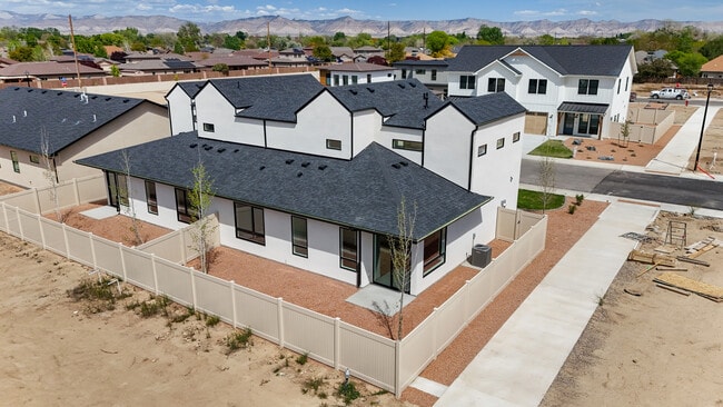 Building Photo - 353 Toms Cyn Dr