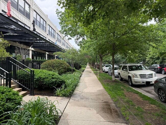 Building Photo - 1070 W 15th St