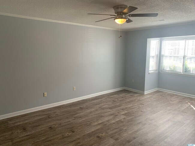 Building Photo - 11112 Memorial Pkwy SW