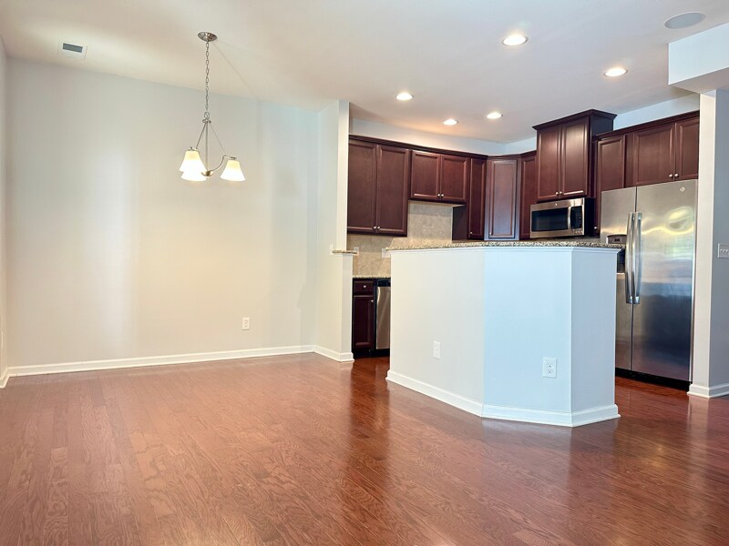 Building Photo - 2501 Silverthorn Dr