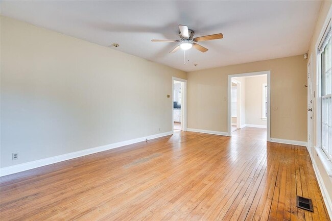 Building Photo - 1011 E 49th St