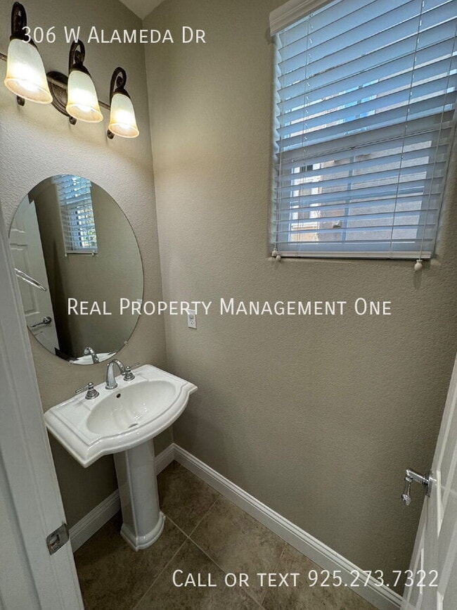 Building Photo - 306 W Alameda Dr