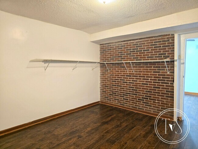 Building Photo - Charming 3-bedrooms/1-bath home in LaRoche Park
