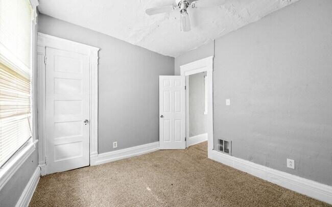 Building Photo - 1261 E 99th St