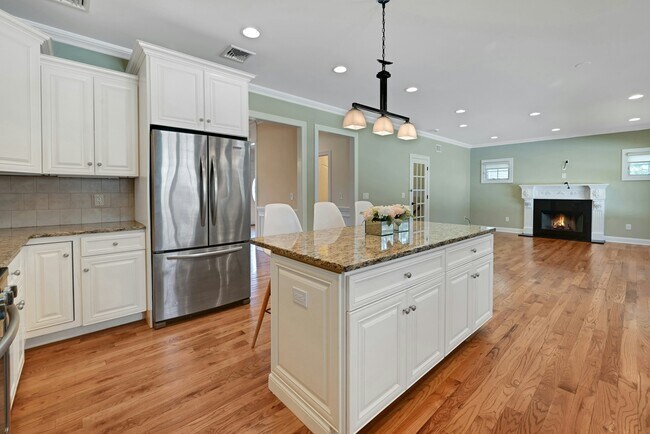 Building Photo - 1 Lindy Pl