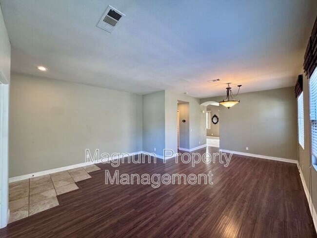 Building Photo - 30997 Oakhill Dr