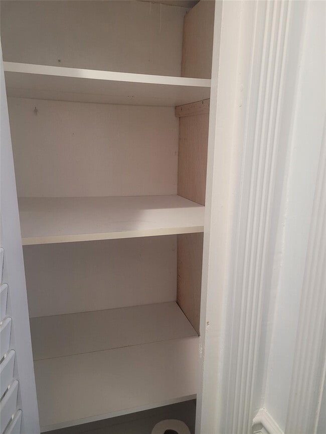 Building Photo - 815 Middle River Dr