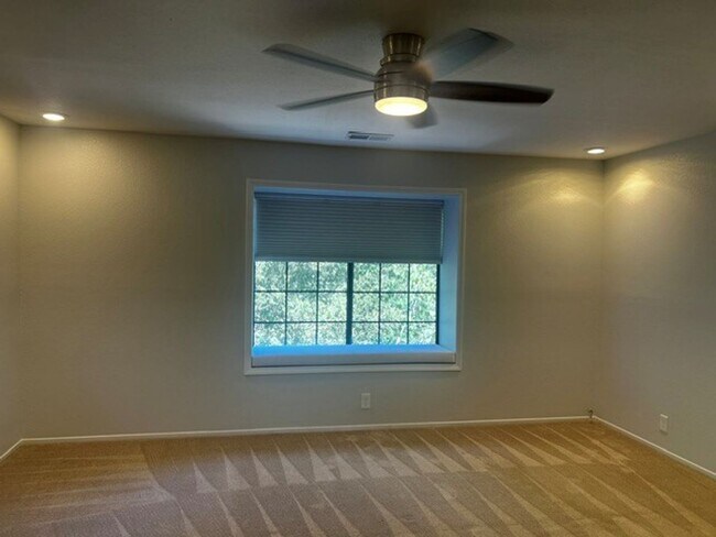 Building Photo - 736 Hillside Dr