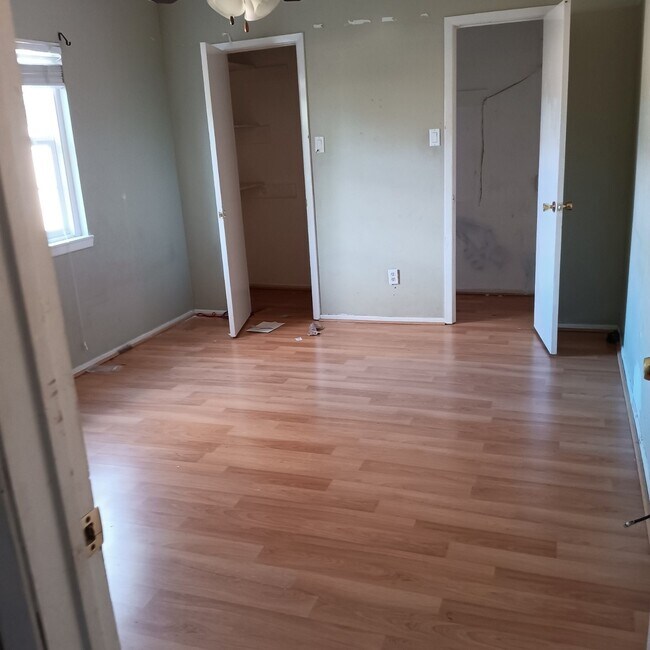 Building Photo - 13807 Towne W Blvd