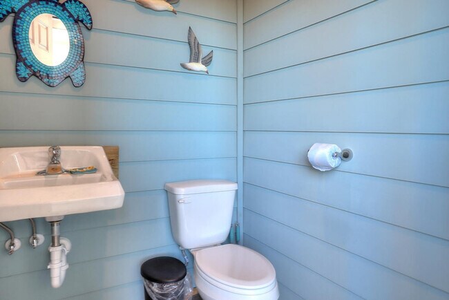 Building Photo - 527 Sand Burr Ln