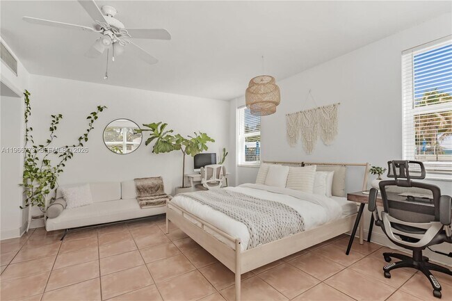 Building Photo - 5001 Collins Ave