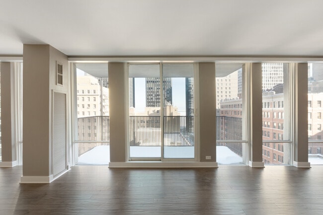 Building Photo - 200 E Delaware Pl