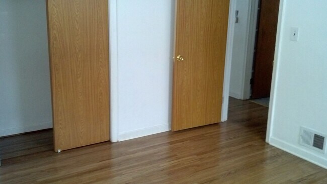 Building Photo - 3 Bedroom, 1 Bath Home with Hardwood Floors!