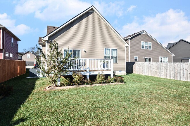 Building Photo - Pet Friendly Three Bedroom!