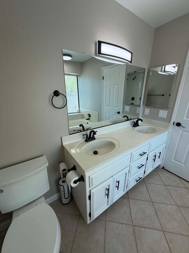 Building Photo - Beautifully Updated 3 Bedroom Home