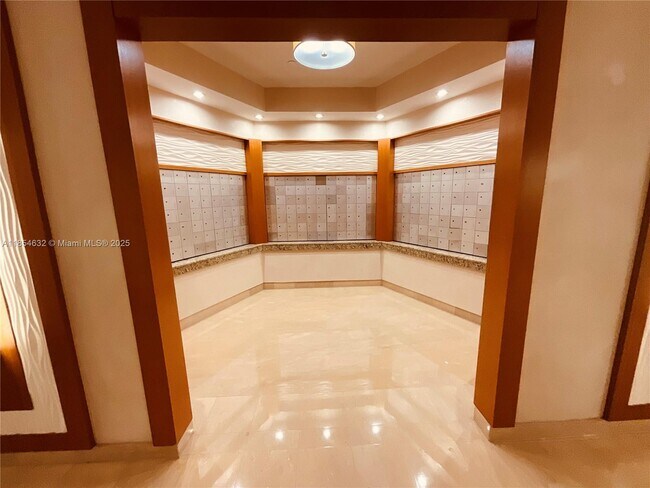 Building Photo - 1121 Crandon Blvd