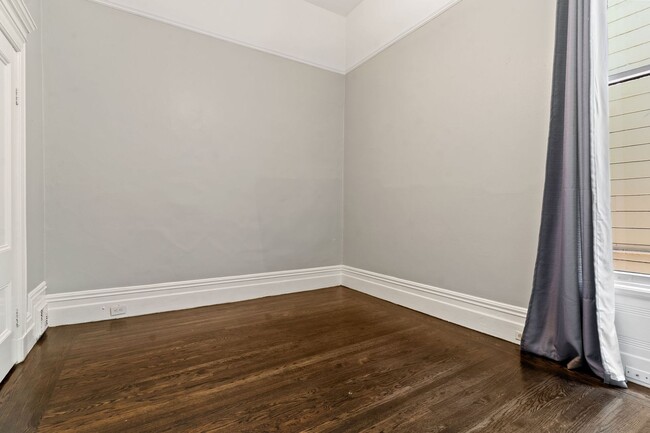 Building Photo - 2 Bed, 2 Bath Victorian Style Condo with M...