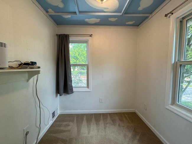 Building Photo - Charming 2 Bed 1.5 Bath Single Family Home...