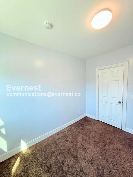 Building Photo - 2484 Woodmere St