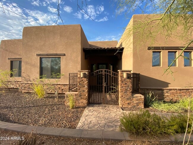 Building Photo - 5559 E El Sendero Dr