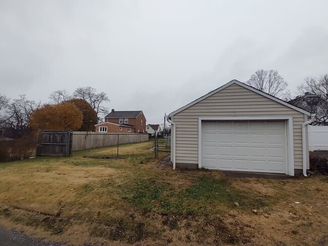 Building Photo - 3728 Essex Ave