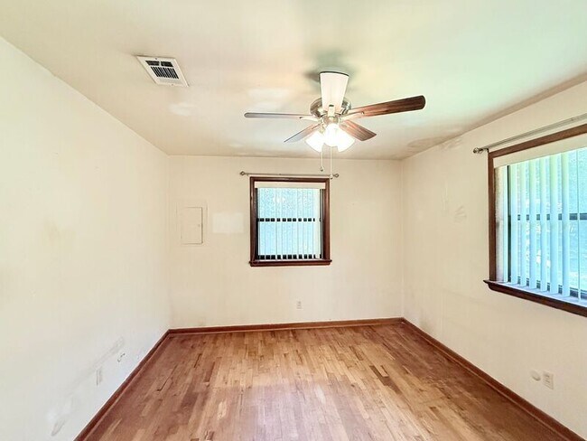 Building Photo - 522 Amber St