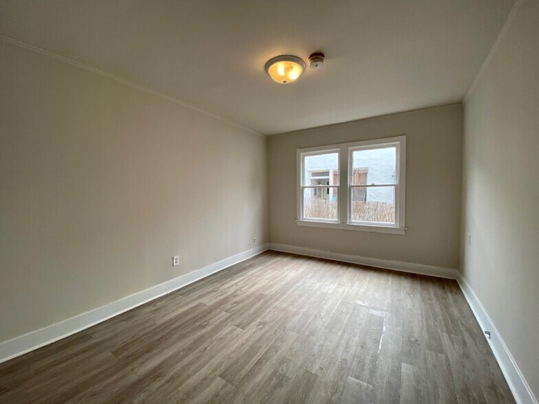 Building Photo - 837 N Martel Ave