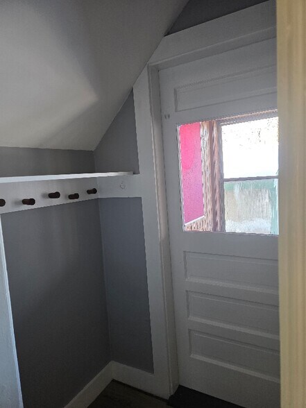 Building Photo - 560 Pine St