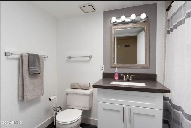 Building Photo - 2516 E 5th Pl