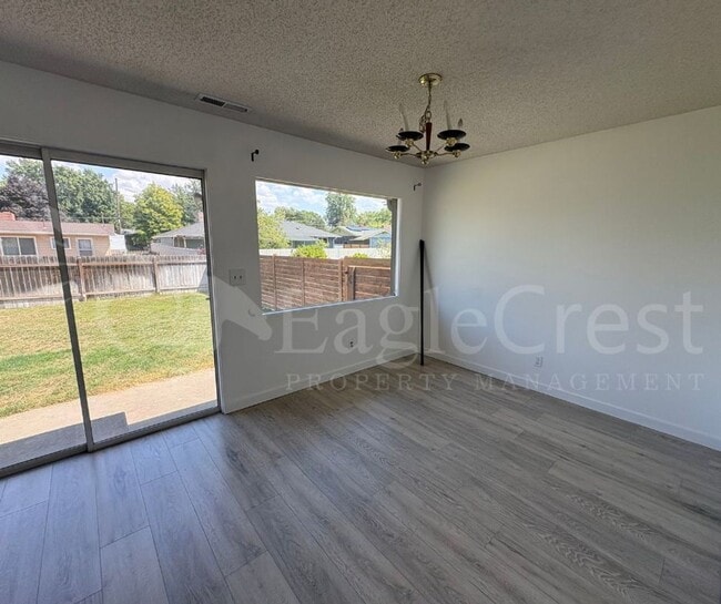 Building Photo - Three Bedroom, Two Bathroom House plus bon...