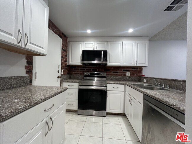 Building Photo - 14501 Tupper St